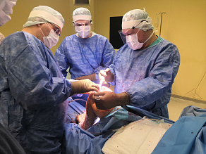 Первая операция ревизионного эндопротезирования коленного сустава с использованием индивидуального имплантата